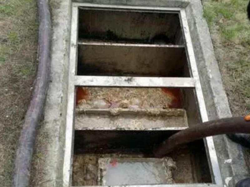 梁子湖隔油池清理