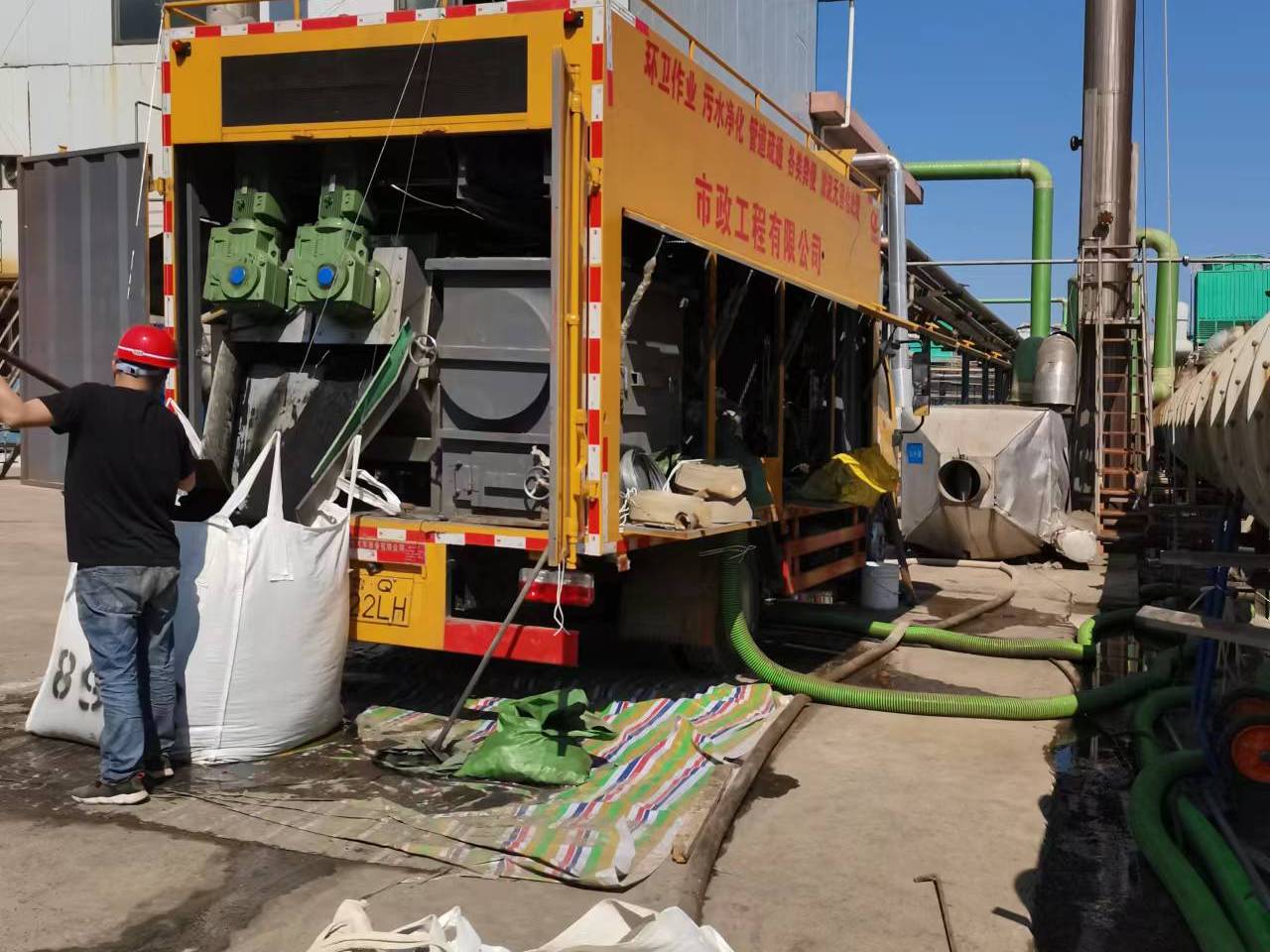 梁子湖淤泥压干处理