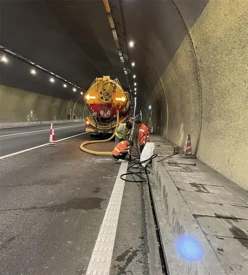 梁子湖隧道排水渠清淤